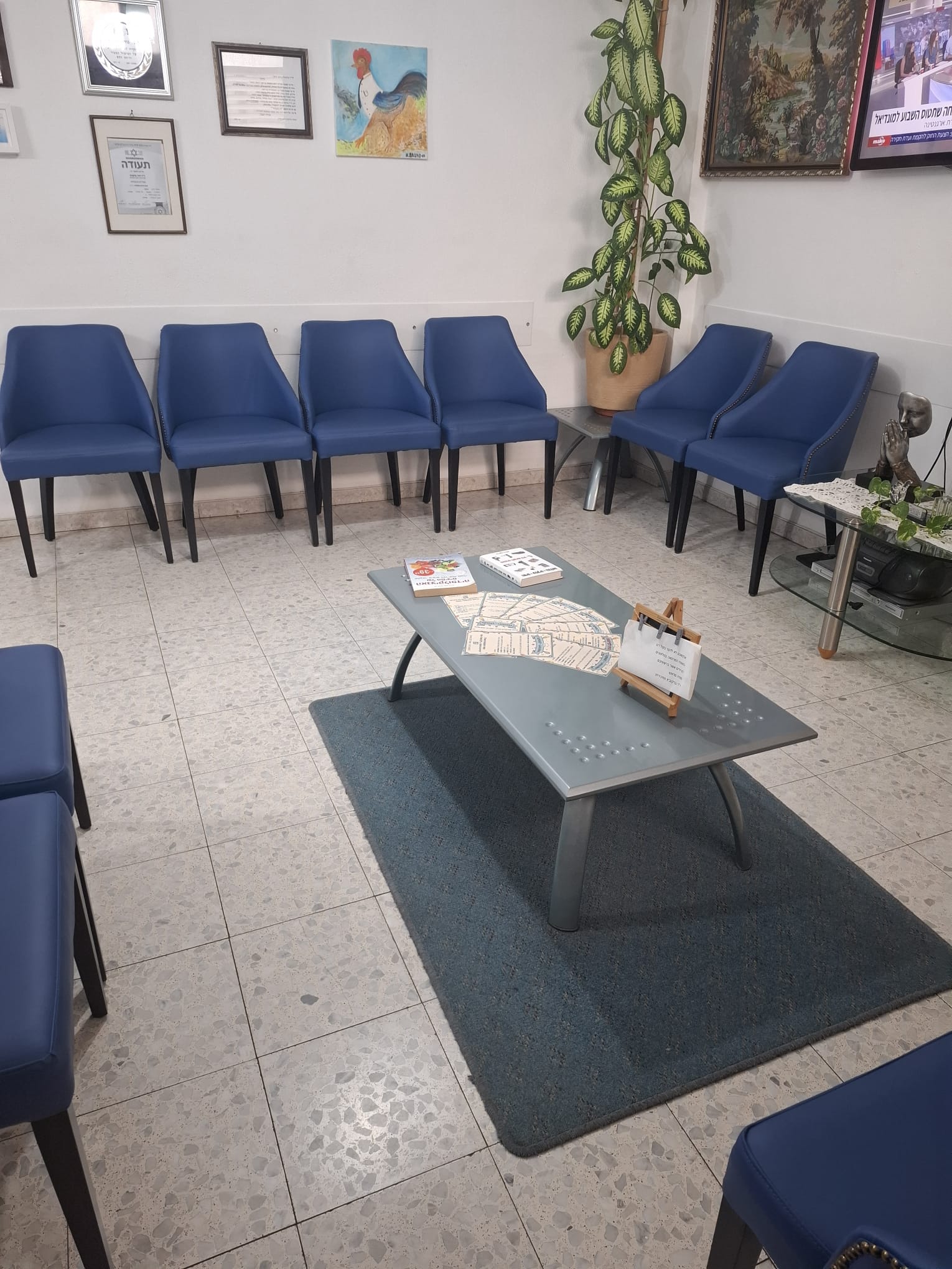 כיסאות המתנה מרופדים בעור בגוון כחול במרפאה — ריפוד לעסקים